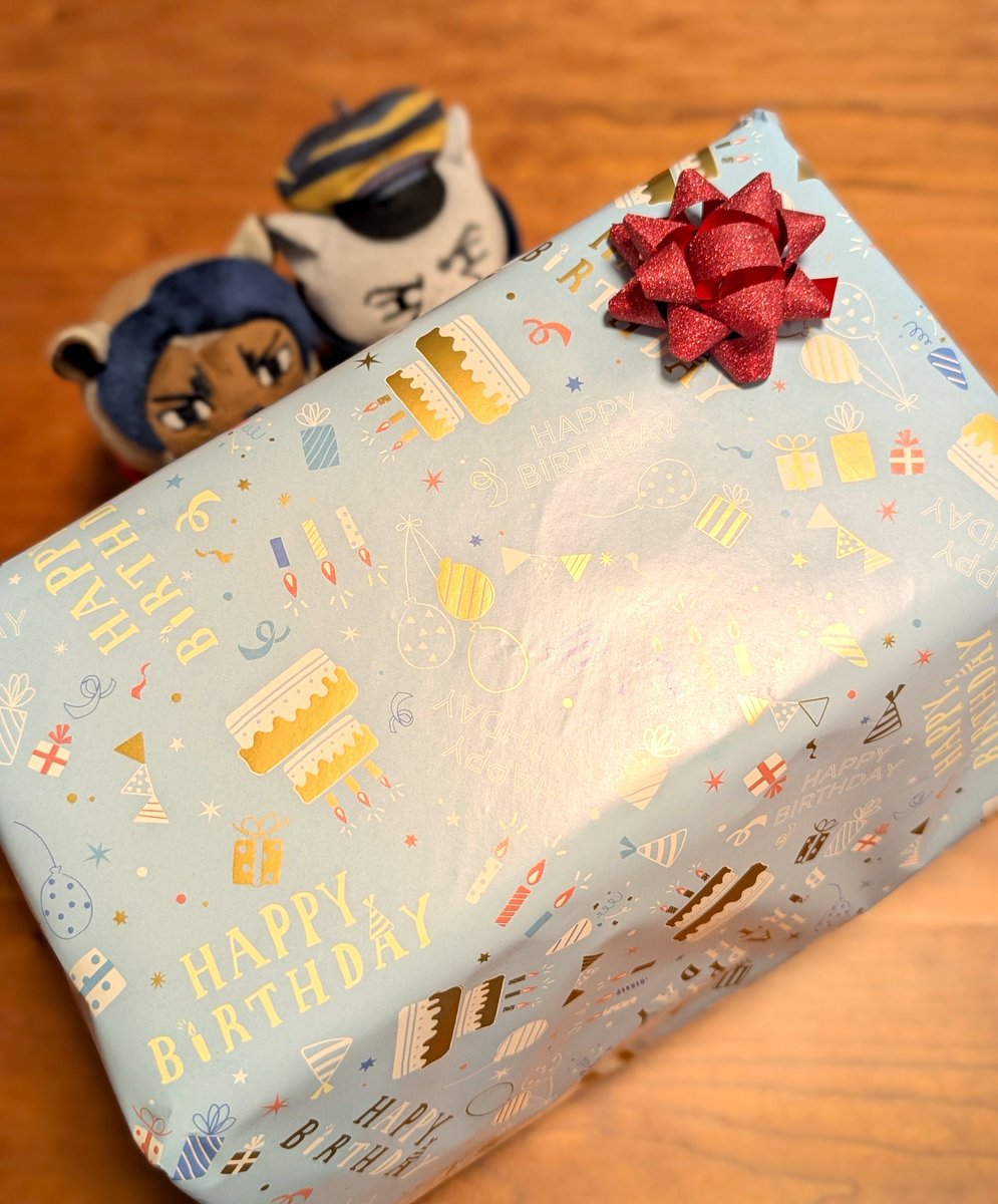 DuufA's tweet photo. 今日はお子のお誕生日なので、用意したプレゼントを夜中にラッピング✨💝
大きさが違うものを一緒にラッピングするのって難しいッ！でも頑張った！
ビリビリに破きながらかいふうしておくれ👍 https://t.co/m4IBJasL8c
