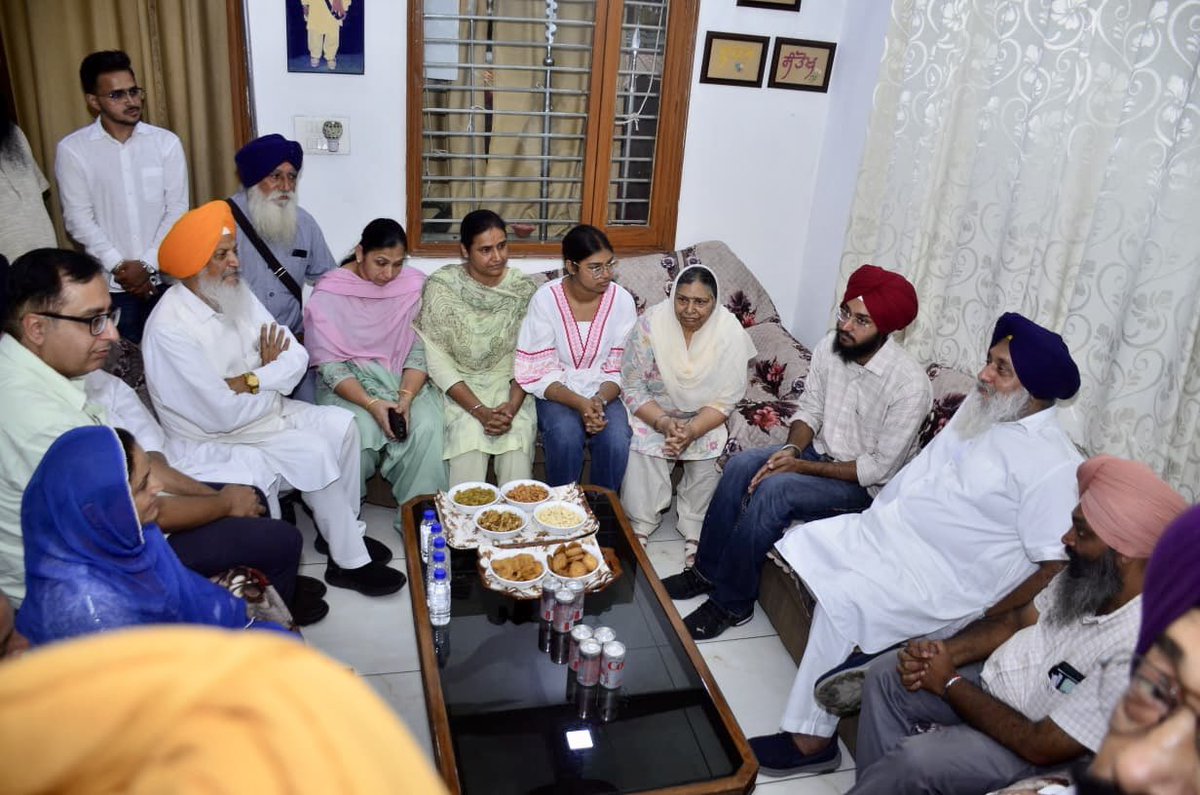 officeofssbadal's tweet photo. ਲੁਧਿਆਣਾ ਤੋਂ ਸ਼੍ਰੋਮਣੀ ਅਕਾਲੀ ਦਲ ਦੇ ਸੀਨੀਅਰ ਆਗੂ ਸ. ਧਰਮ ਸਿੰਘ ਬਾਜਵਾ ਜੀ ਦੇ ਅਕਾਲ ਚਲਾਣਾ ਕਰ ਜਾਣ 'ਤੇ ਅੱਜ ਉਹਨਾਂ ਦੇ ਪਰਿਵਾਰ ਨਾਲ ਦੁੱਖ ਸਾਂਝਾ ਕੀਤਾ। ਸ.ਧਰਮ ਸਿੰਘ ਨੇ ਪੂਰਾ ਜੀਵਨ ਪਾਰਟੀ ਅਤੇ ਪੰਥ ਦੀ ਸੇਵਾ ਕੀਤੀ । ਗੁਰੂ ਸਾਹਿਬ ਵਿਛੜੀ ਰੂਹ ਨੂੰ ਆਪਣੇ ਚਰਨਾਂ ਵਿੱਚ ਨਿਵਾਸ ਬਖਸ਼ਣ ।

#Ludhiana #Condolences https://t.co/eGgRvY2H0K