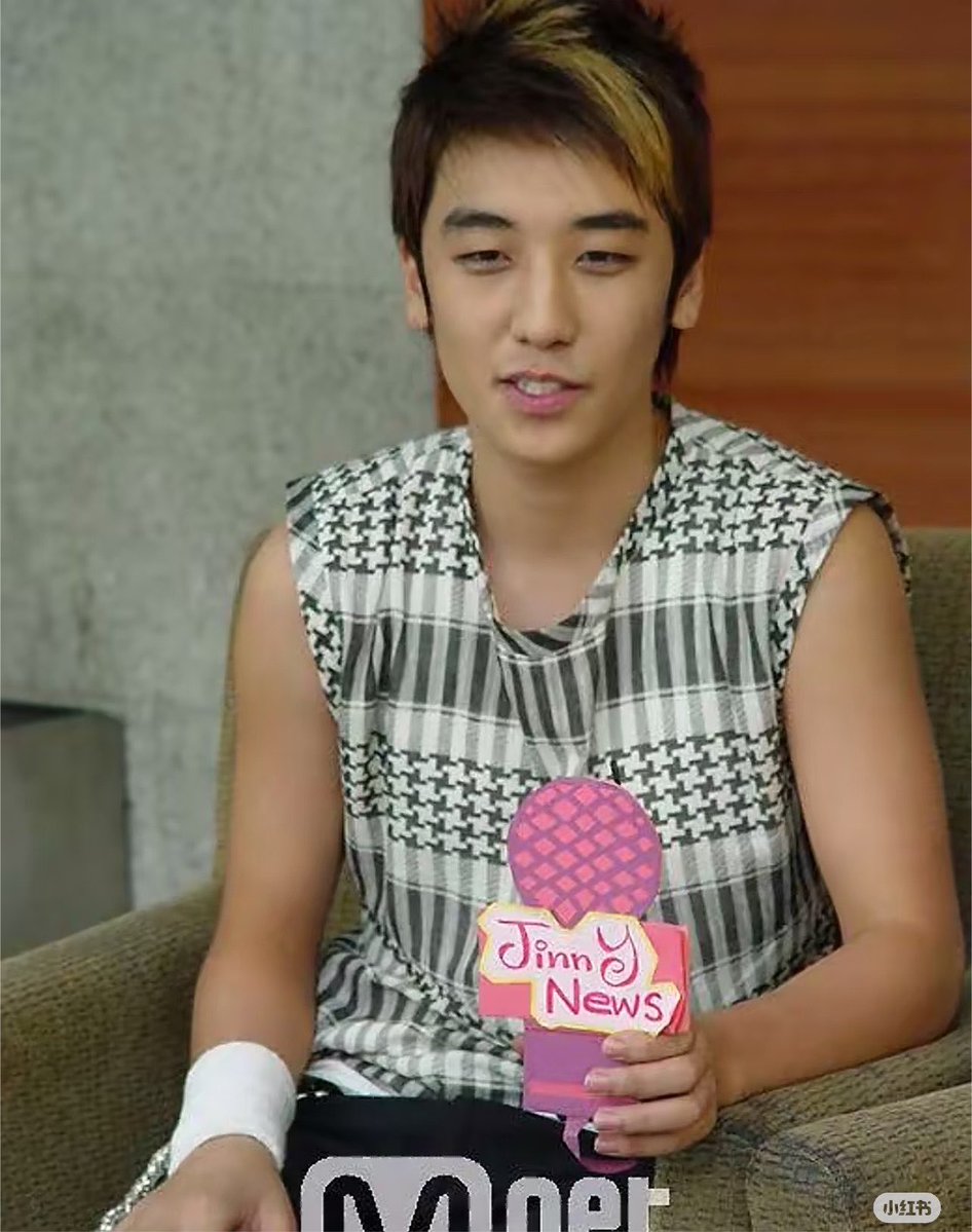 decaying101's tweet photo. i loved his hair here 🥹 #seungri https://t.co/LJMTdN2iqv