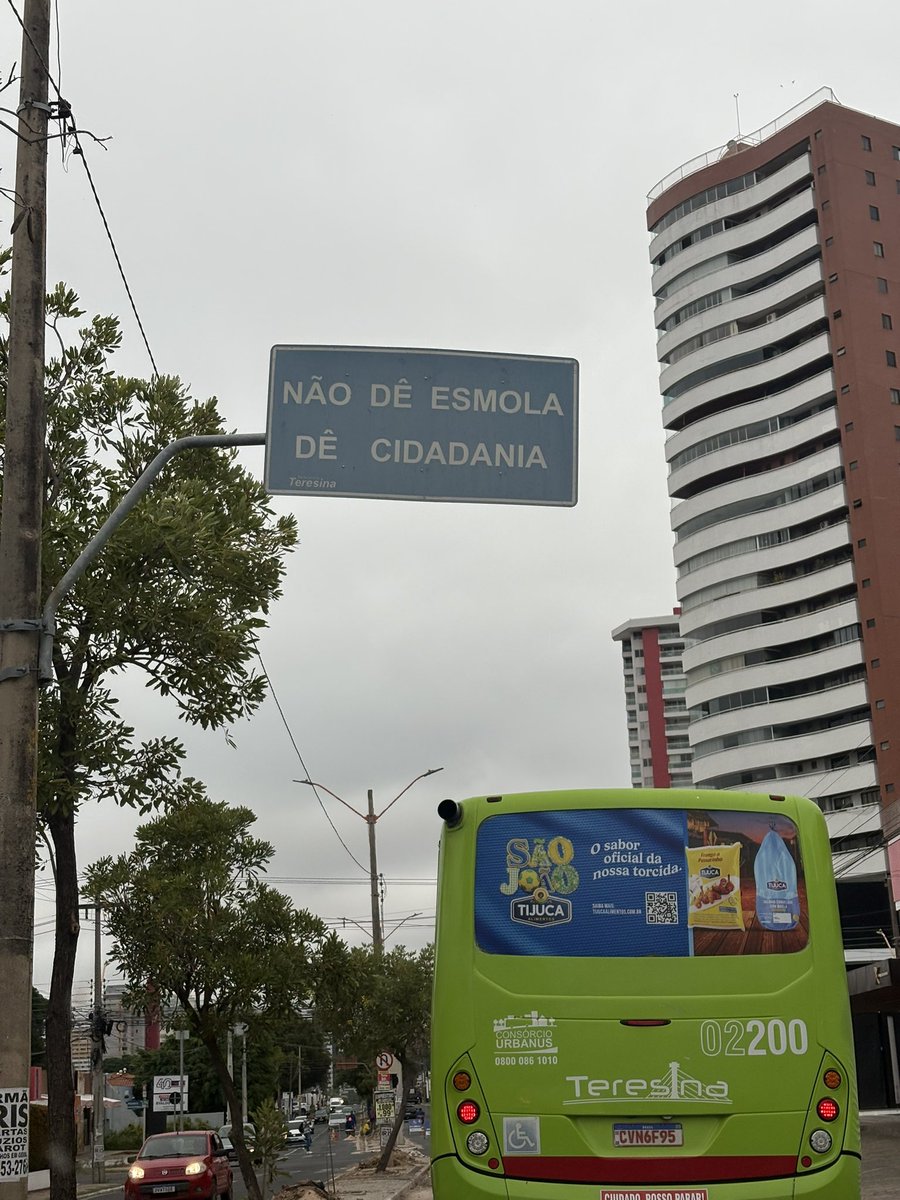 raullandim's tweet photo. Uma das peças de comunicação do poder público mais ridículas que já vi.
Além do erro de português, em se tratando da cidade ser a capital de um dos estados mais pobres do país, incentivar deliberadamente a falta de empatia e o não exercício da caridade é um insulto à humanidade. https://t.co/qInuzBc4YM