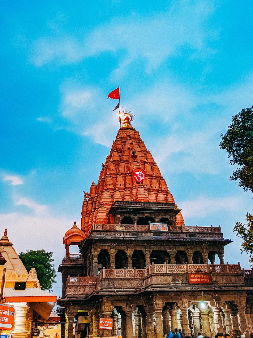 cuisineindia_'s tweet photo. विश्व प्रसिद्ध श्री महाकालेश्वर मंदिर के अन्नक्षेत्र में एक खूबसूरत नई शुरुआत हुई है।

‘#EkBharatAnekParampara’ पहल के तहत अब हर मंगलवार और शुक्रवार श्रद्धालुओं को प्रसाद के रूप में इडली, डोसा, वड़ा, सांभर, नारियल की चटनी, लेमन राइस, कर्ड राइस और पोंगल जैसे South Indian Cuisines भी परोसे जाएंगे।

अब सोचिए... बाबा महाकाल के दर्शन के लिए तमिलनाडु, कर्नाटक, आंध्र प्रदेश, तेलंगाना या केरल से आया कोई श्रद्धालु जब उज्जैन में प्रसाद ग्रहण करे और थाली में उसे अपने घर का कोई जाना-पहचाना स्वाद मिल जाए... तो वह सिर्फ़ भोजन नहीं, बल्कि अपनेपन का एहसास भी होगा।

और बात सिर्फ़ menu में कुछ नई dishes जोड़ने की नहीं है।

भारत में भोजन हमेशा से लोगों को जोड़ने का माध्यम रहा है। हमारे देश की खूबसूरती ही यही है कि हर कुछ किलोमीटर पर स्वाद, ingredients और बनाने का तरीका बदल जाता है, लेकिन साथ बैठकर खाने और भोजन के ज़रिए जुड़ने का भाव नहीं बदलता।

महाकाल के दर्शन के लिए देश के अलग-अलग हिस्सों से श्रद्धालु उज्जैन पहुँचते हैं। उनकी भाषा अलग हो सकती है, पहनावा अलग हो सकता है और उनकी रसोई का स्वाद भी अलग हो सकता है। लेकिन जब सभी एक जगह बैठकर प्रसाद ग्रहण करते हैं, तो ये सारी दूरियाँ कहीं पीछे छूट जाती हैं।

हम अक्सर कहते हैं कि Indian cuisine की सबसे बड़ी खूबसूरती उसकी diversity है। शायद इसे समझने के लिए इससे बेहतर तस्वीर मुश्किल है।

क्योंकि भारत को जोड़ने वाली चीज़ें सिर्फ़ भाषा, संगीत और त्योहार नहीं हैं... कई बार एक dish भी पूरे देश को करीब ले आती है।

#CuisinesOfIndia #Mahakaleshwartemple 

@MPTourism @incredibleindia @MP_MyGov @AnilRajputsays @amitabhk87 @PushpeshPant @ujjainmahakal @ujjain_live @collectorUJN