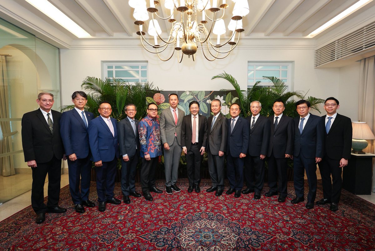 LawrenceWongST's tweet photo. Glad to meet representatives from across Asia's business community ahead of the 15th Asian Business Summit.
The global environment has changed, and geopolitical risks are real. But Asia must remain stable, predictable and rules-based, so businesses can invest with confidence. https://t.co/UcPPn9gRuT