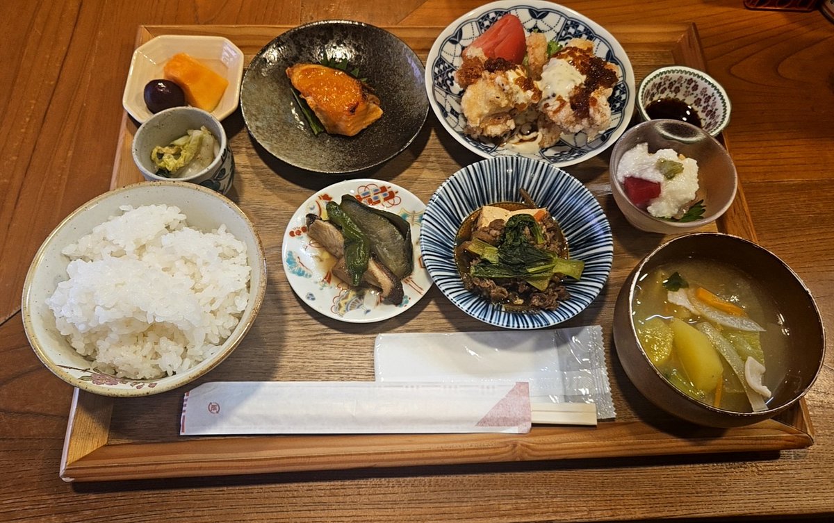 Bacchi_coi's tweet photo. ガレリア元町　かくれ食堂

隠れている所を発見。私が欲している定食で美味しかった。ご飯お代わり一回出来るところがまた憎い。 https://t.co/mlSAXwYCt7