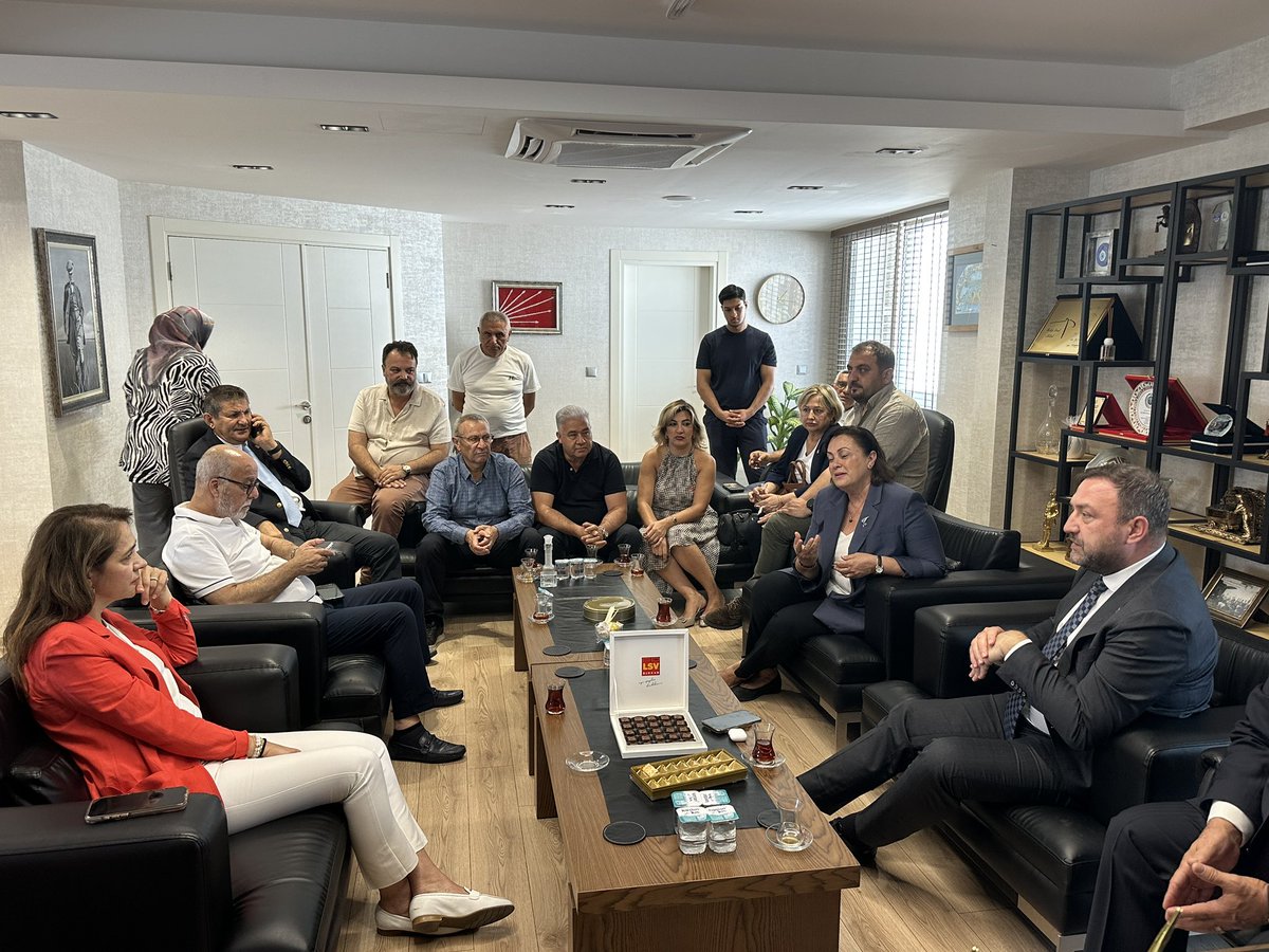 gamzeilgezdi's tweet photo. 📍 İzmir

İl Başkanımız Utku Gümrükçü, il yöneticilerimiz ve örgütümüzle bir araya geldik.

Örgütümüzün sarsılmaz iradesi ve dayanışma ruhuyla İzmir için çalışmalarımızı kararlılıkla sürdüreceğiz.

Göreve başlayan tüm yol arkadaşlarıma başarılar diliyor; bu yeni dönemin kentimize, örgütümüze ve partimize hayırlı olmasını temenni ediyorum.

@herkesicinCHP @utkugumrukcu