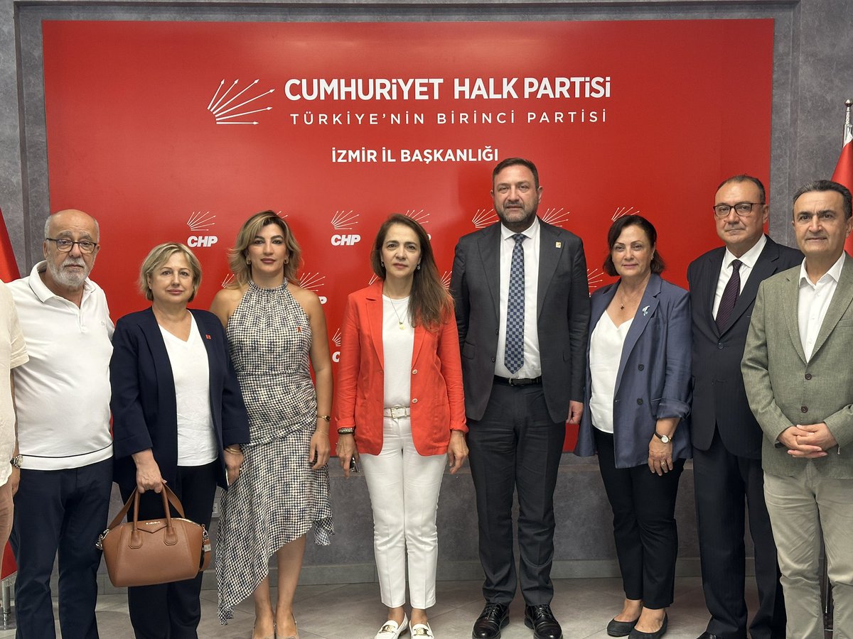gamzeilgezdi's tweet photo. 📍 İzmir

İl Başkanımız Utku Gümrükçü, il yöneticilerimiz ve örgütümüzle bir araya geldik.

Örgütümüzün sarsılmaz iradesi ve dayanışma ruhuyla İzmir için çalışmalarımızı kararlılıkla sürdüreceğiz.

Göreve başlayan tüm yol arkadaşlarıma başarılar diliyor; bu yeni dönemin kentimize, örgütümüze ve partimize hayırlı olmasını temenni ediyorum.

@herkesicinCHP @utkugumrukcu