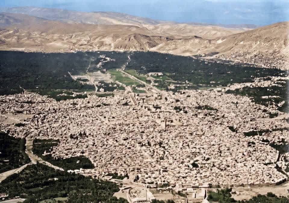 mazz_moe26808's tweet photo. أقدم صورة من الجو لمدينة دمشق التقطت عام ١٩١٨ تبدو فيها المدينة كقرية جميلة وسط بساتين الغوطة .
#سوريا_دمشق 
#غوطة_دمشق https://t.co/5mlRVpPhGE