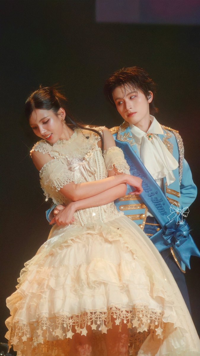 a4kaosuaamaidai's tweet photo. คืนแสงจันทร์ส่อง  👸🤴✨
#AAashirakorn
#BUS_LIGHTASONE_D3 https://t.co/NNwfqjcBzy