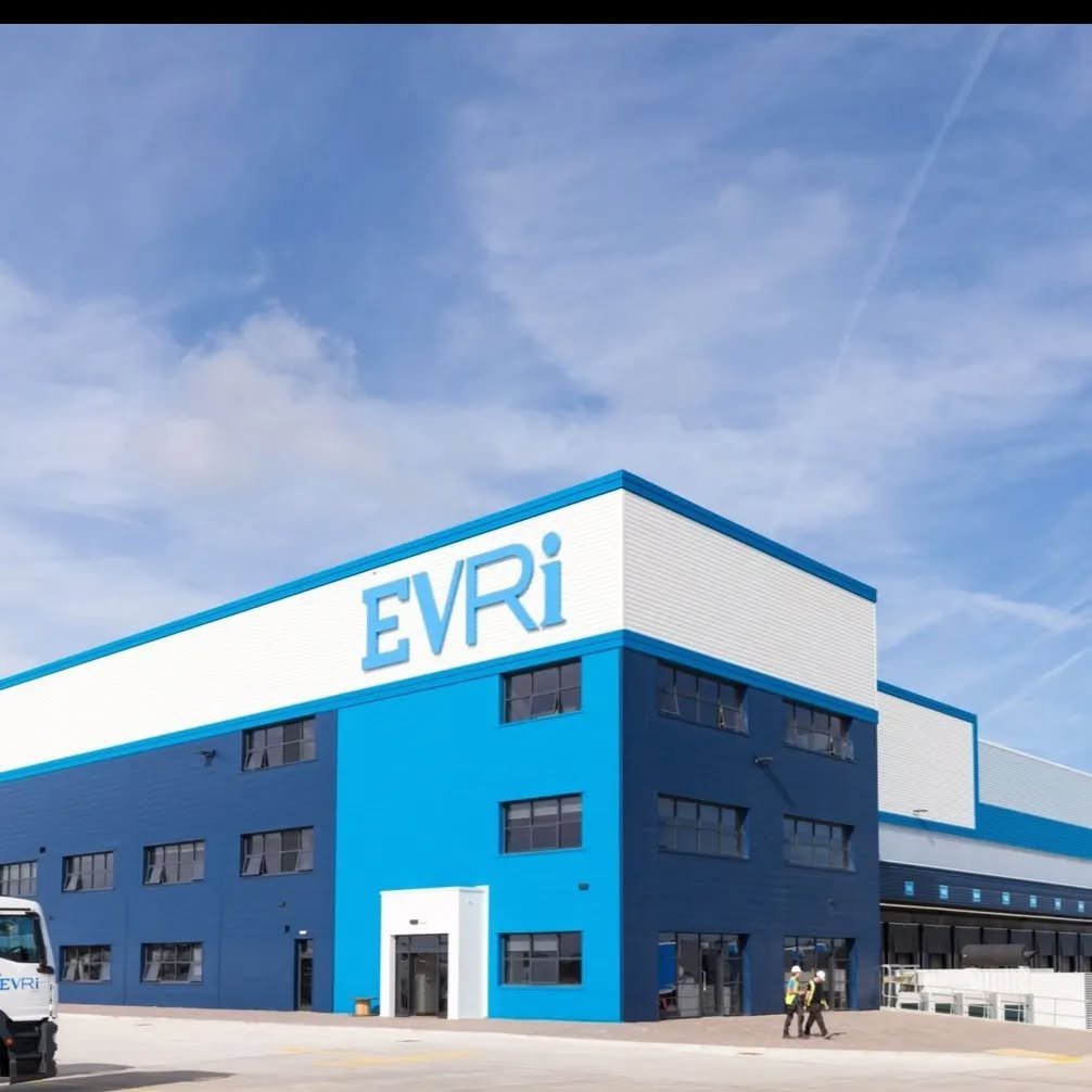 EvriUkDesk's tweet photo. Our Barnsley super hub looking fresh! We can process 1.1 million of your parcels per day and it was built with sustainability in mind. 💙🩵 #evri #EvriDelivery #DeliveryUk https://t.co/Mn58UYVheJ