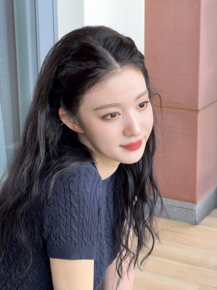 churanzip's tweet photo. 📸 260729 | Wang Churan xiaohongshu update (3/3)

Chuan Style 💄 

Come help me pick a shade, I swatched two of them, 558 gives off that edgy brown vibe, 200 is a soft everyday nude. Or should I just get them both~

#WangChuran #王楚然 https://t.co/vcy1T1PIEv
