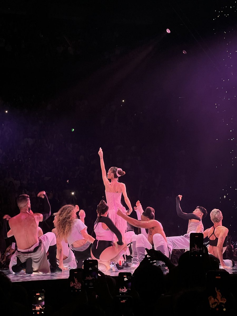 zeepresso's tweet photo. got to see this queen, hear her sing worst behavior and a song off petal… and all on my birthday… iktr 🙂‍↕️🙂‍↕️🩷 #ESTMontreal #eternalsunshinetour https://t.co/wTHxnqVpaj