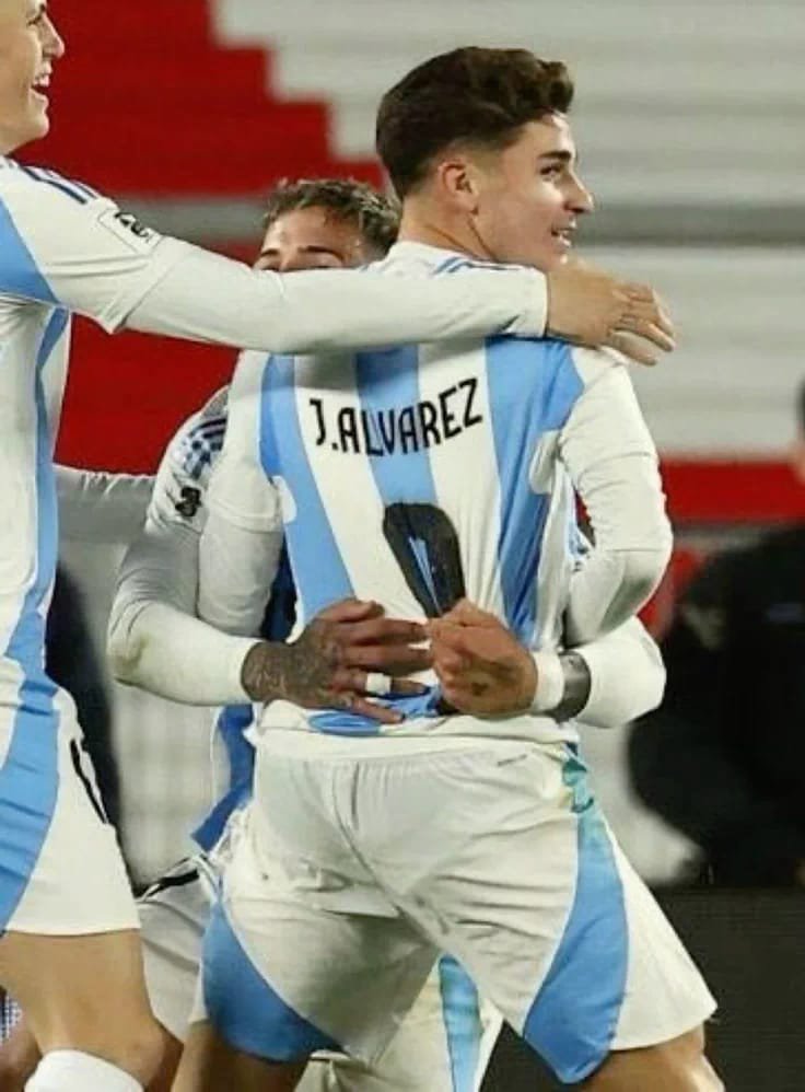 munitorres2's tweet photo. Yo también quiero que un turro de manos enormes me agarre por la cintura 😪 https://t.co/hNPNDWU1ae