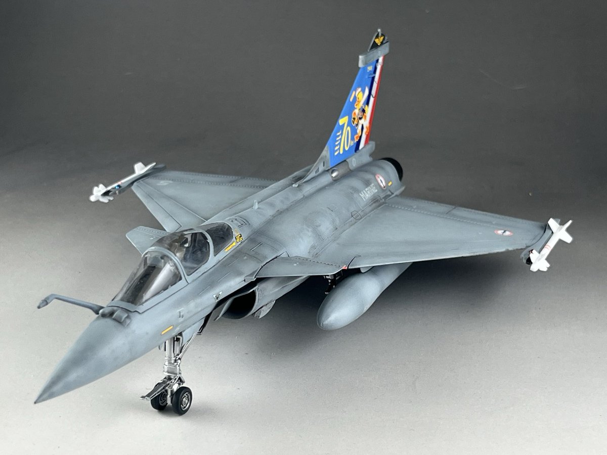 xpnj00370's tweet photo. ハイ、プラッツ/イタレリ製　1/72  ラファールM 完成しましたよ
空母艦載機なので汚れマシマシ
おおらかなキットで歪み(4枚め)・ズレ・段差ありまくり、パネルラインも正しいか不明な凸モールドなので早々にガチ製作は諦めて、デカールの素晴らしさとフォルムのカッコ良さを堪能する事にしました。 https://t.co/xSKmiaUFNq