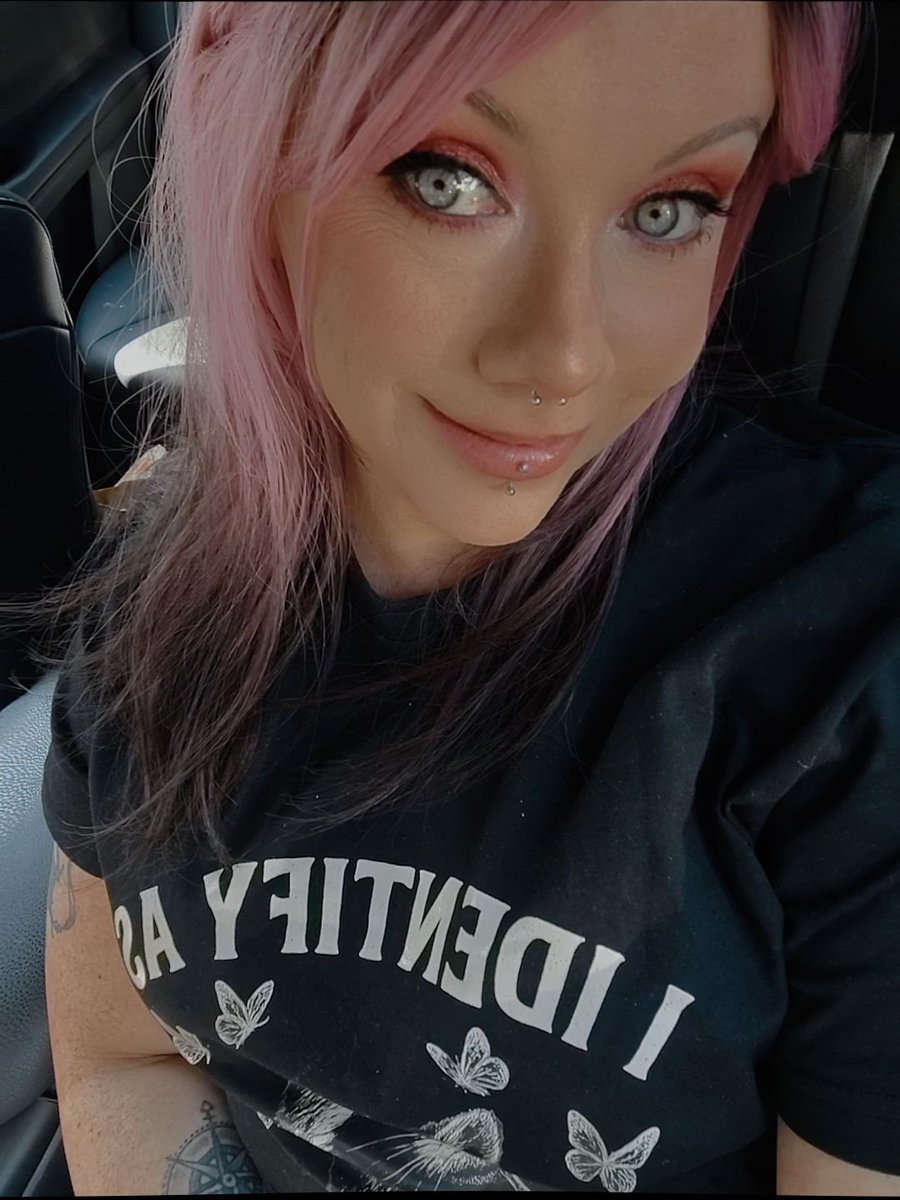 auraseduce's tweet photo. Why do my eyes creep me out here 😭😂

#why #eyemaxing #makeup https://t.co/K7r3SATQnY
