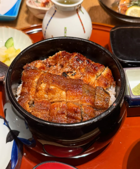 TheRedFox_ezh's tweet photo. うなぎの蒲焼き丼 / うな重（うなじゅう）
この料理は「うなぎの蒲焼き」をご飯の上に乗せたもので、専用の重箱に入れたものを特に「うな重」と呼びます。うなぎを割いてタレに漬け、炭火で焼き上げる伝統的な調理法で作られ、外側は香ばしく、中はふっくらと柔らかい食感が特徴です https://t.co/0U0MXjOY1Y