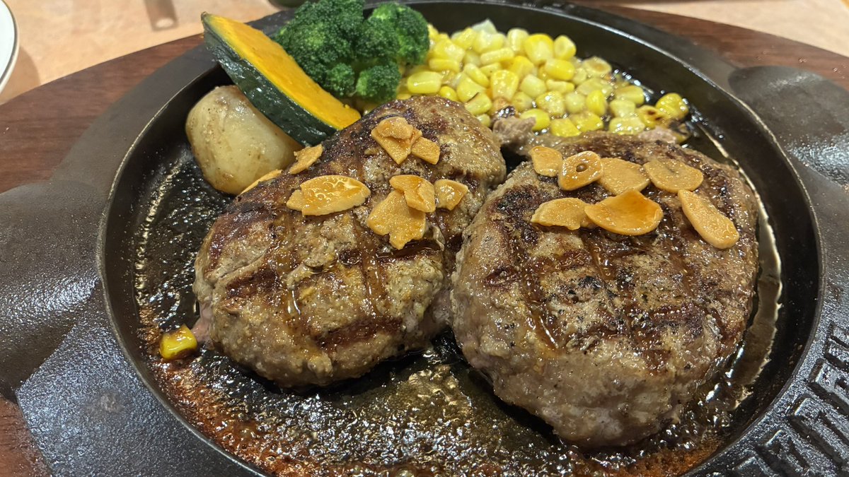 FCRicoRodriguez's tweet photo. フライングガーデン
爆弾ハンバーグ

息子2人の塾(自習)が休みで久しぶりに夕飯全員揃ったので奮発して
(」ﾟoﾟ)」ﾊﾝﾊﾞｰｰｰｰｰｸﾞ!! https://t.co/QGfZXwwHJn