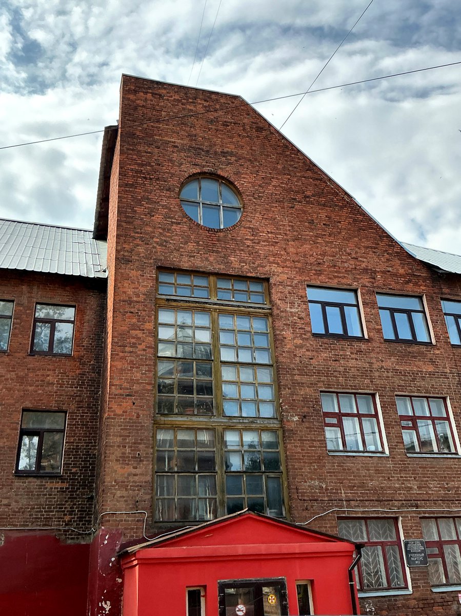 arkhlikbez's tweet photo. Многие не особенно понимают Иваново: где кремль? где колокольни? А его не нужно измерять рамками Ярославля и Костромы. Хороший город с краснокирпичной архитектурой 19 века и авангардаом 1920-1930-х гг. Красный комиссар Золотого кольца. https://t.co/7oyZFkr8mV