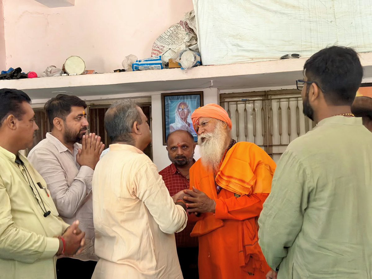 AniketThakerBJP's tweet photo. આજરોજ પાવન ગુરુ પૂર્ણિમાના મંગલ અવસરે કાળા હનુમાન ખાતે ઉપસ્થિત રહી દાદાના ભક્તિભાવપૂર્વક દર્શન-પૂજન કર્યા અને પૂજ્ય સંતોના આશીર્વાદ પ્રાપ્ત કર્યા. https://t.co/ESQFkeNbYW