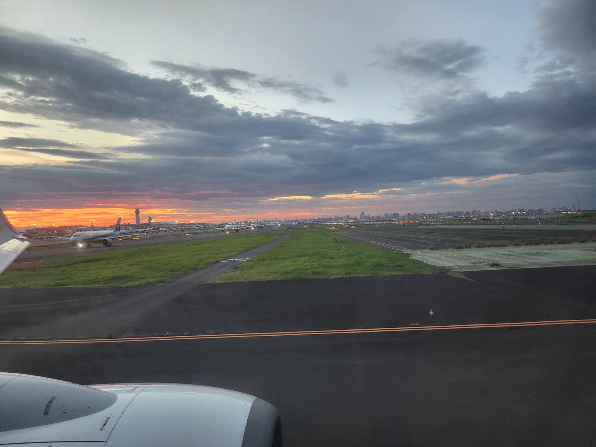 nakari_com2018's tweet photo. ３０分ほど遅れて離陸したのに着陸は予定より10分遅いだけって…２０分短縮できるスカイマーク✈️すげー空はどんなに速度出しても警察には捕まらないもんね🚔️
無事帰ってきました。
安全運航✈️ありがとうございます。 https://t.co/kJgSz06rCO