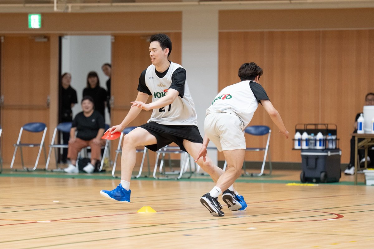 Bballnews2for1's tweet photo. 【#Bリーグ】

Bプレミアの #信州ブレイブウォリアーズ は、7月29日からの２日間、上田市でサマーキャンプを開催。
#ジャッド・フラベル ヘッドコーチらコーチ陣と、日本人選手が集まりチーム練習がスタート。

スキルトレーニングや、組織的な練習が行われた他、シューティング対決など、ゲームの要素を取り入れた練習も行われました。
250人のブースターが見守る中、選手たちはお互いを鼓舞しながら、良い雰囲気でメニューをこなしました🔥

フラベルHCは囲み取材で、「（チームに合流して）とてもワクワクしている」「『ONE TEAM』を大切にする」など終始笑顔でコメントしました。