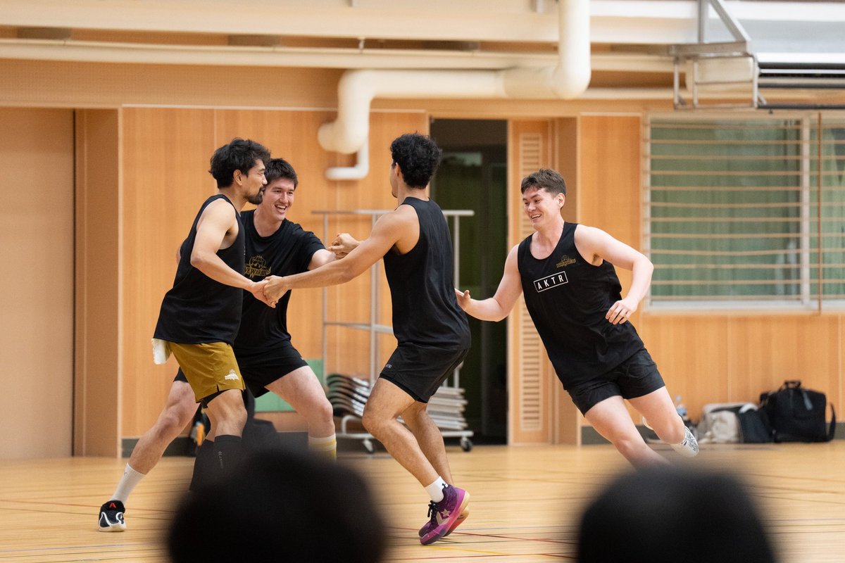 Bballnews2for1's tweet photo. 【#Bリーグ】

Bプレミアの #信州ブレイブウォリアーズ は、7月29日からの２日間、上田市でサマーキャンプを開催。
#ジャッド・フラベル ヘッドコーチらコーチ陣と、日本人選手が集まりチーム練習がスタート。

スキルトレーニングや、組織的な練習が行われた他、シューティング対決など、ゲームの要素を取り入れた練習も行われました。
250人のブースターが見守る中、選手たちはお互いを鼓舞しながら、良い雰囲気でメニューをこなしました🔥

フラベルHCは囲み取材で、「（チームに合流して）とてもワクワクしている」「『ONE TEAM』を大切にする」など終始笑顔でコメントしました。