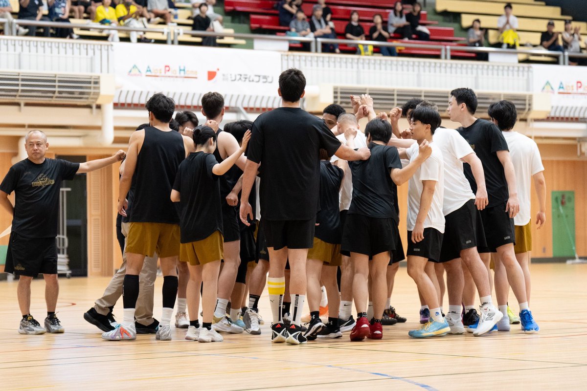 Bballnews2for1's tweet photo. 【#Bリーグ】

Bプレミアの #信州ブレイブウォリアーズ は、7月29日からの２日間、上田市でサマーキャンプを開催。
#ジャッド・フラベル ヘッドコーチらコーチ陣と、日本人選手が集まりチーム練習がスタート。

スキルトレーニングや、組織的な練習が行われた他、シューティング対決など、ゲームの要素を取り入れた練習も行われました。
250人のブースターが見守る中、選手たちはお互いを鼓舞しながら、良い雰囲気でメニューをこなしました🔥

フラベルHCは囲み取材で、「（チームに合流して）とてもワクワクしている」「『ONE TEAM』を大切にする」など終始笑顔でコメントしました。