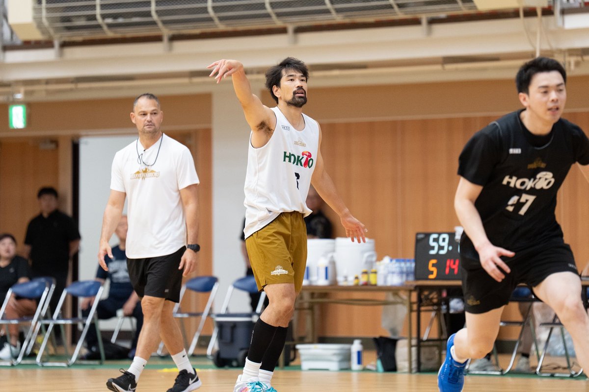 Bballnews2for1's tweet photo. 【#Bリーグ】

Bプレミアの #信州ブレイブウォリアーズ は、7月29日からの２日間、上田市でサマーキャンプを開催。
#ジャッド・フラベル ヘッドコーチらコーチ陣と、日本人選手が集まりチーム練習がスタート。

スキルトレーニングや、組織的な練習が行われた他、シューティング対決など、ゲームの要素を取り入れた練習も行われました。
250人のブースターが見守る中、選手たちはお互いを鼓舞しながら、良い雰囲気でメニューをこなしました🔥

フラベルHCは囲み取材で、「（チームに合流して）とてもワクワクしている」「『ONE TEAM』を大切にする」など終始笑顔でコメントしました。