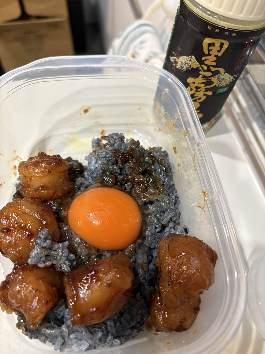 etsuran_h's tweet photo. ほるもーん！
黒霧島と共に😊
タッパーご飯で味気ないけど、めっちゃ美味しかったー！

東武でおかわり買ってこなきゃ！ https://t.co/j5FeeBfz0v