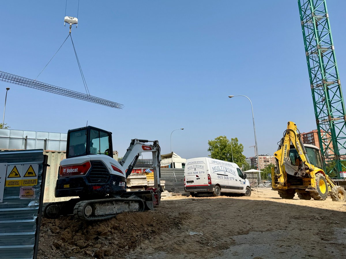 HospiLaPaz's tweet photo. 🏗️ En verano, los trabajos no paran en el #HospiLaPaz.

🏥 Las obras de la Ciudad de la Salud avanzan para hacer realidad el complejo biosanitario más moderno e innovador de Europa.

🩷 Paso a paso, construimos el hospital del futuro. 

#SomosLaPaz https://t.co/aVVpHN0rCA