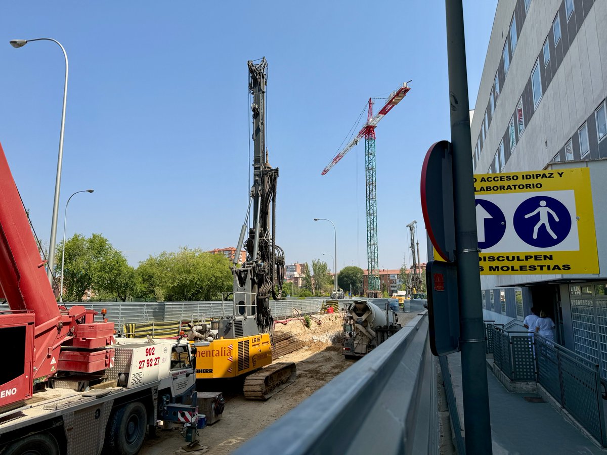 HospiLaPaz's tweet photo. 🏗️ En verano, los trabajos no paran en el #HospiLaPaz.

🏥 Las obras de la Ciudad de la Salud avanzan para hacer realidad el complejo biosanitario más moderno e innovador de Europa.

🩷 Paso a paso, construimos el hospital del futuro. 

#SomosLaPaz https://t.co/aVVpHN0rCA