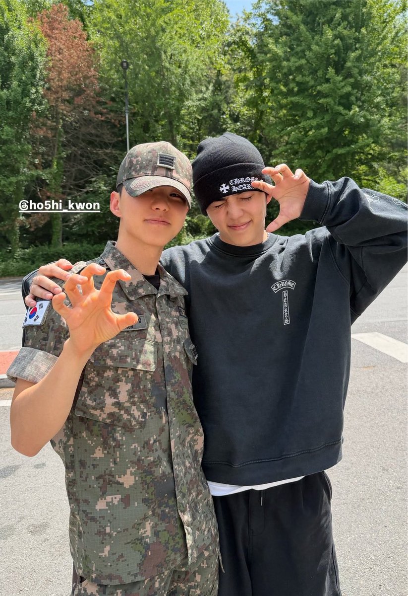 sounds_of_cheol's tweet photo. it's international tiger day 🐯 https://t.co/90mlXR3W0j