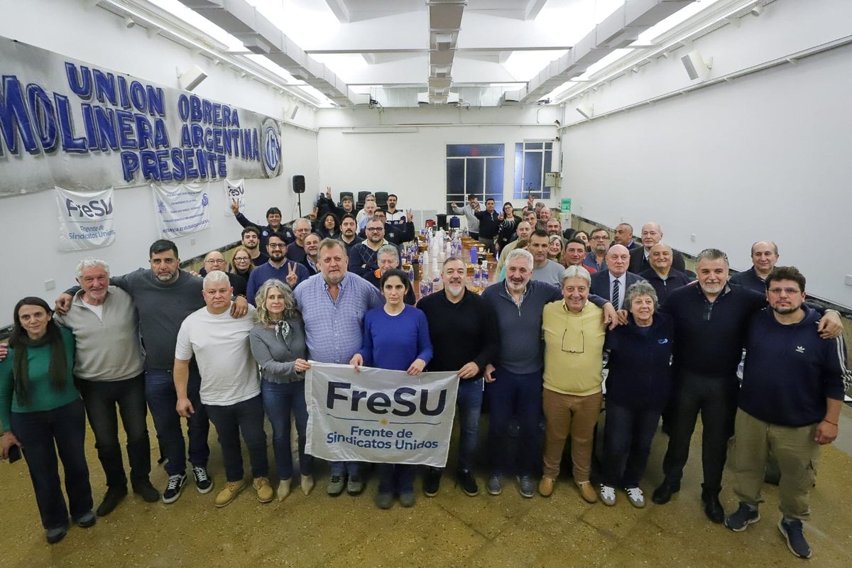 rodoaguiar's tweet photo. AHORA!!
EL FRESU SE REUNIÓ Y CONVOCÓ A MOVILIZAR EL 6 AL CONGRESO PARA RECHAZAR LA LEY DE EXTRANJERIZACIÓN DE TIERRAS!!

Si logran la modificación de la Ley de Tierras y se quitan los límites actuales, estará COMPROMETIDA DE MANERA GRAVE LA SOBERANÍA de nuestro país. 
Pretenden abrir la puerta para que corporaciones empresarias, fondos de inversión y Estados extranjeros compren grandes extensiones en zonas estratégicas como la PATAGONIA, regiones de FRONTERA y ACUÍFEROS.
Si quitamos los controles estatales que existen hoy, la tierra comenzará a ser utilizada de manera indiscriminada para la SOJA, la explotación MINERA y para la ESPECULACIÓN INMOBILIARIA.
Si la iniciativa es aprobada, aumentará aún más la alta CONCENTRACIÓN DE TIERRAS que ya existe y hasta podrían quedar en manos extranjeras PROVINCIAS ENTERAS.
TENEMOS QUE EVITARLO!!