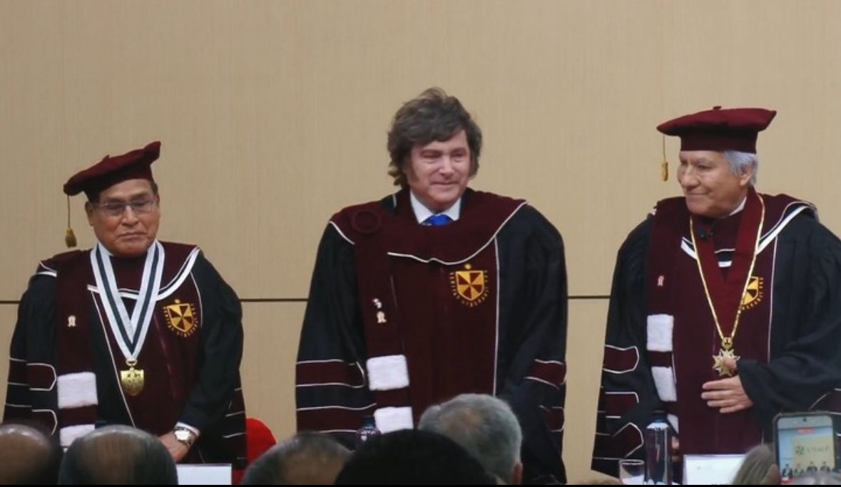 gfchumpitaz's tweet photo. El Presidente Argentino @JMilei terminará siendo PREMIO NOBEL (tomen nota ✍️)

Observen que el día de la Independencia del Perú fue condecorado por el Rectorado de la Universidad de San Martín de Porres como Doctor Honoris Causa, comenzando una cruzada liberal latinoamericana https://t.co/TiDZ0Aqfmh