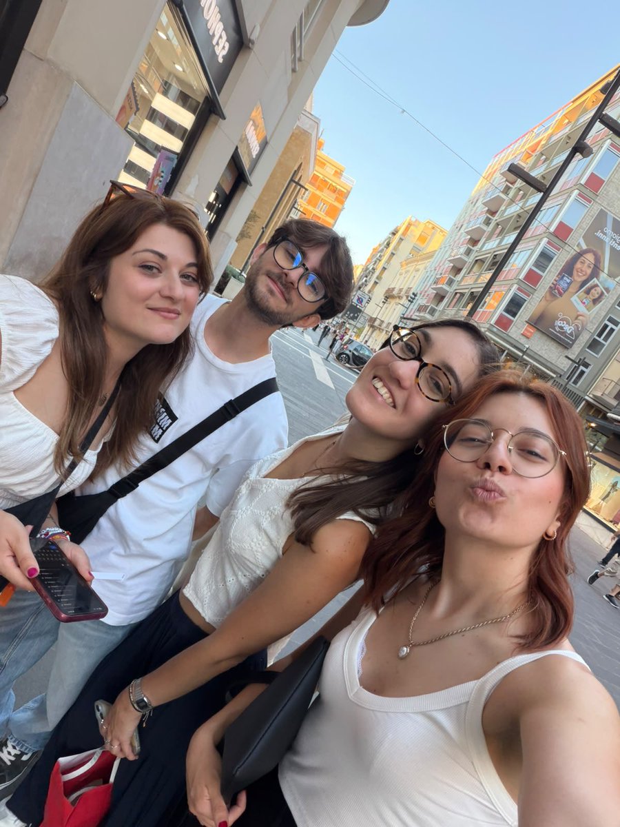 lilacspideyy's tweet photo. Tom Holland ha letteralmente messo insieme il congresso di Vienna, il covo delle streghe di Latveria, gli amigos del corazon e voi vi permettete di giudicarlo. Boh follia.♥️

@Beatricehishere @nonmelafido @pondsurvivor https://t.co/2sxq5iSamR