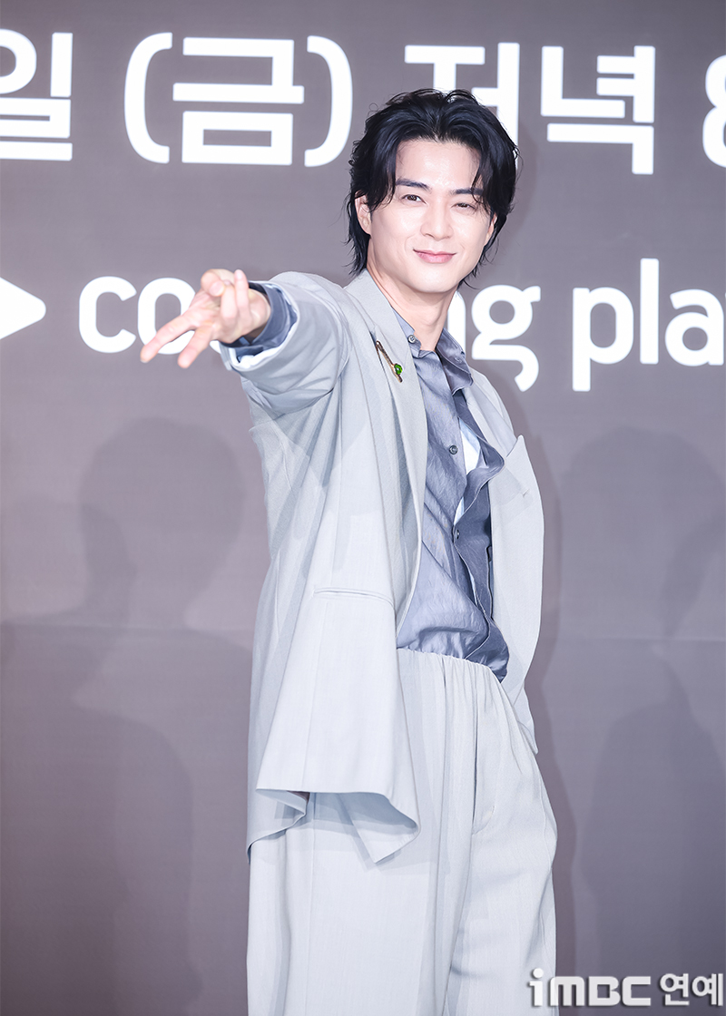 509_dhrhdeb's tweet photo. 김지훈의 인싸 포즈 다각도로 보기 https://t.co/L1laFbPP5K