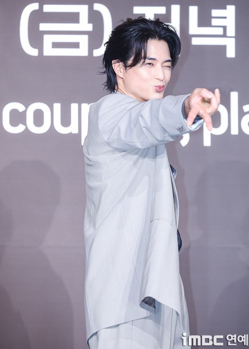 509_dhrhdeb's tweet photo. 김지훈의 인싸 포즈 다각도로 보기 https://t.co/L1laFbPP5K