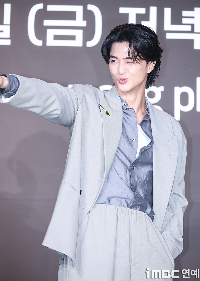 509_dhrhdeb's tweet photo. 김지훈의 인싸 포즈 다각도로 보기 https://t.co/L1laFbPP5K