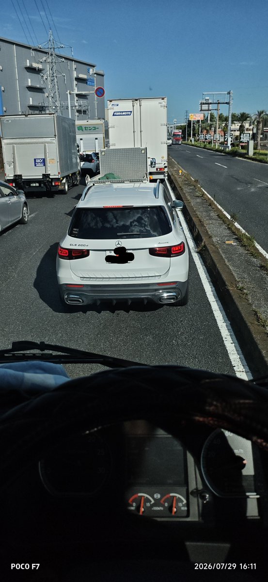 sky4021's tweet photo. 汚ベンツがよ　高速の出口から二車線横断してきやがって、こっちは満載なんだよ死にてぇのか https://t.co/svt2dap8LW