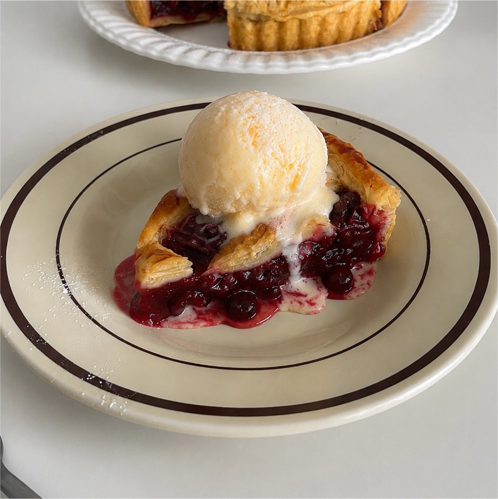 _____v_v_v_'s tweet photo. 暑すぎてチェリーパイも溶けてる🍒 https://t.co/EjhNJ4NpRY