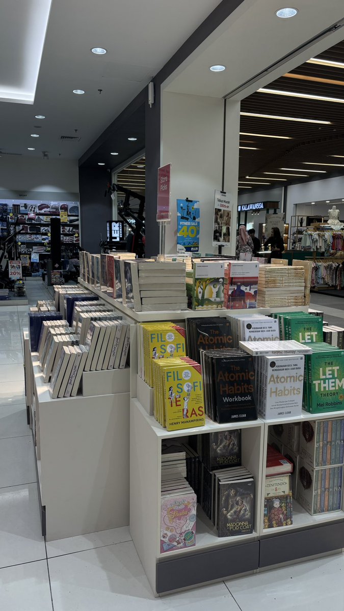 biblioruni's tweet photo. Hari ini abis nonton spiderman melipir ke gramed terus kaget liat display begini APA GAK TAKUT JATOH… https://t.co/KVot7BUaDm