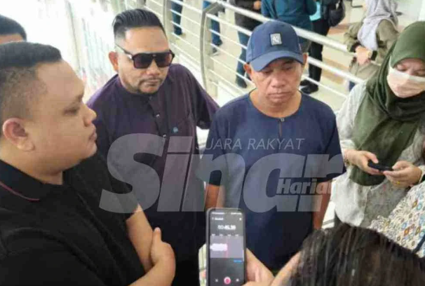 SinarOnline's tweet photo. Pukul bodyguard berpuasa: Majikan kekal bersalah, dijel 5 tahun

Mahkamah Tinggi mengekalkan sabitan bersalah dan menjatuhkan hukuman penjara selama lima tahun terhadap seorang ahli perniagaan yang menghina, mencederakan dan mengugut pengawal peribadinya kerana berpuasa pada 2021.

Foto fail Bernama/Sinar Harian 

BACA: https://t.co/rIaBJDrQB0