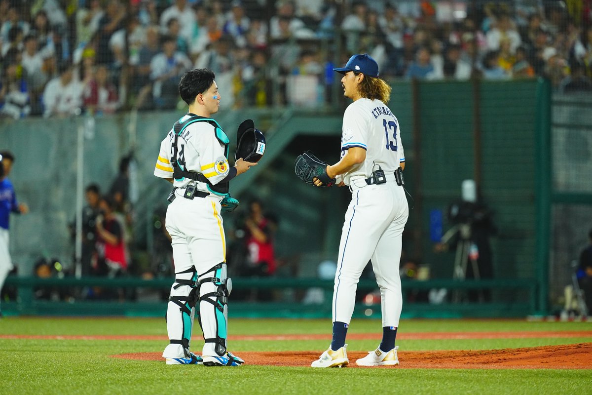 FullCountLions's tweet photo. 【オールスターゲーム 第2戦⚾️】

#高橋光成 投手とソフトバンクの #栗原陵矢 内野手とのU18日本代表バッテリーが再現✨

…まさかの2本塁打💦

「キャッチャーのせいで3点取られました笑」

📷Photo by Yuji Arakawa

 #seibulions #マイナビオールスターゲーム2026 #NPB https://t.co/MfvQEp4mD8