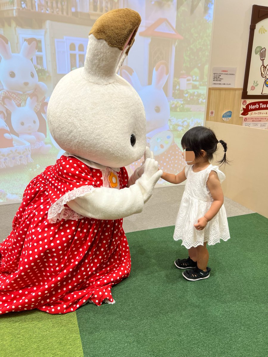 toriaezubi_rude's tweet photo. 本日、娘ちゃん2歳の誕生日でした🎂
シルバニアキッチンにてフレアちゃんとお写真撮ったけど自分からお辞儀してタッチしてギューしに行ってたからママびっくりです(笑)

2歳も元気いっぱいに健康でいてね！ https://t.co/60RPdbLpq4