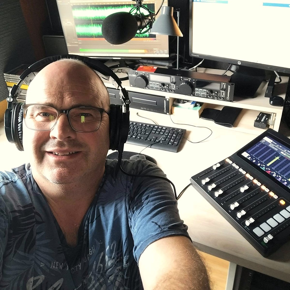 roulettefm's tweet photo. #Goedemiddag! ☀️ Tijd om de week doormidden te zagen, en dat doen we om 14.00 uur met Rob op #Woensdag. 🪚 Luister via 106.6FM, DAB+ en https://t.co/oy76vr20P4 #Utrecht #Zeist #DeBilt https://t.co/DuPFPg1T07