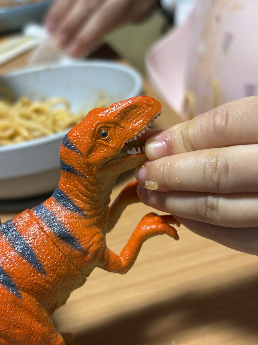 a_tan7113's tweet photo. 娘が最近ハマってるから恐竜を1ダース買ったんだけどかなり良い🦖
あとなんか猫も恐竜気に入ってる https://t.co/dfU7RCMJnH