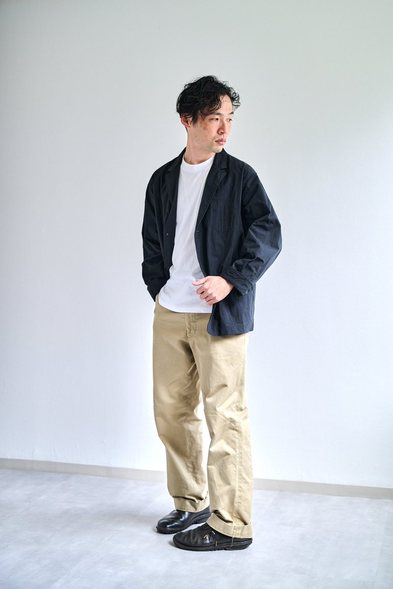 holoshirts's tweet photo. 真夏に上着の話ですみません…

ホーローシャツ、不朽の定番『パスポートジャケット』
軽くて風を通さずシワになりにくい、どこにでも連れていきたくなるジャケットです。

重ねる服によって暖かさの調節がしやすく、涼しくなってくる10月頃から冬、そして春まで本当によく活躍してくれます。

【今のうちのオーダーのお願い】

みなさまに無駄なくちょうどいい服をお届けするために、オーダーというスタイルで制作をしています。

そのため、どうしても完成まで時間がかかってしまいます。
こんな暑いのに…と思われるかもしれませんが、3ヶ月後の涼しい時期を見据えると、いまのうちのオーダーがおすすめです。
ちょうどいい時期に、ちょうどいいサイズのジャケットをお届けすべく、気になっていた方は早めにご検討よろしくお願いします！

サイズのご不安などは、DMやオンラインストアのチャットからご遠慮なくお問い合わせください。
ということで、ぜひオンラインストアをご覧ください💁🏻‍♂️

『パスポートジャケット』
素材 cotton50% nylon50%
サイズ展開（ユニセックス） XS / S / M / L / XL
袖丈、着丈調節可能

（写真1）モデル160cm Sサイズ着用
（写真2）モデル173cm Lサイズ着用