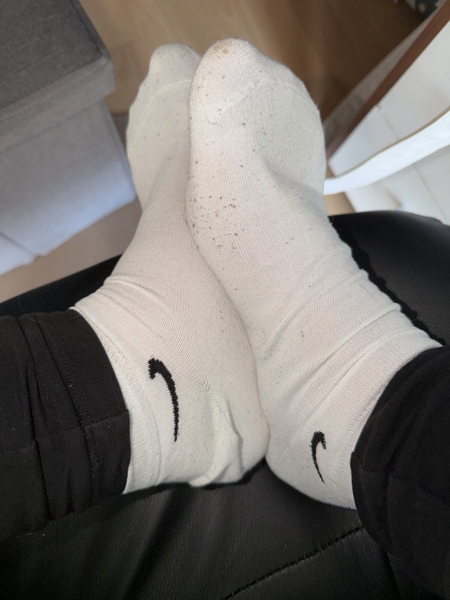 YourCurvyDom's tweet photo. Its crazy hot in Germany 🔥👣

#findom #femdom #onlyfans #feetfetısh #fußfetisch #feetlove #socks #feetpiggy #FeetOfTheDay https://t.co/KWWhxg0nxI