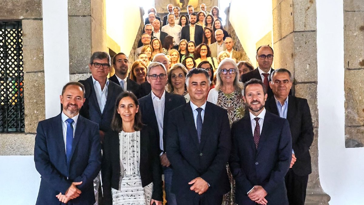 UnivAveiro's tweet photo. A UA integra o novo Consórcio de Escolas de Ciências

Dez universidades públicas portuguesas unem-se para reforçar a colaboração em educação, investigação, inovação e comunicação em Ciências Exatas e da Natureza. 

Notícia em https://t.co/FJ96zaGWBb https://t.co/R5z8hBArTB