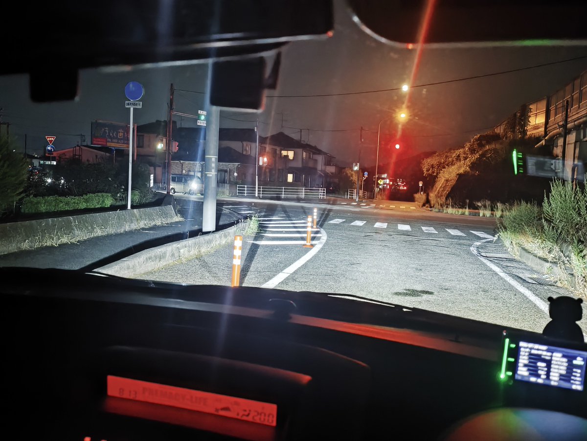 lifeforever2202's tweet photo. おい、バカかよ！！
ここは信号短いから左折・直進と右折の2車線に別れて進むのが地元民の慣習になってるのにポール立てて一車線にしたらバカ渋滞するの分かってないのか？？
朝とかバイパス本線まで渋滞伸びるぞ！？
これどこの管轄だ？市役所？警察？？
苦情入れるわ https://t.co/DlMiFiQI5K