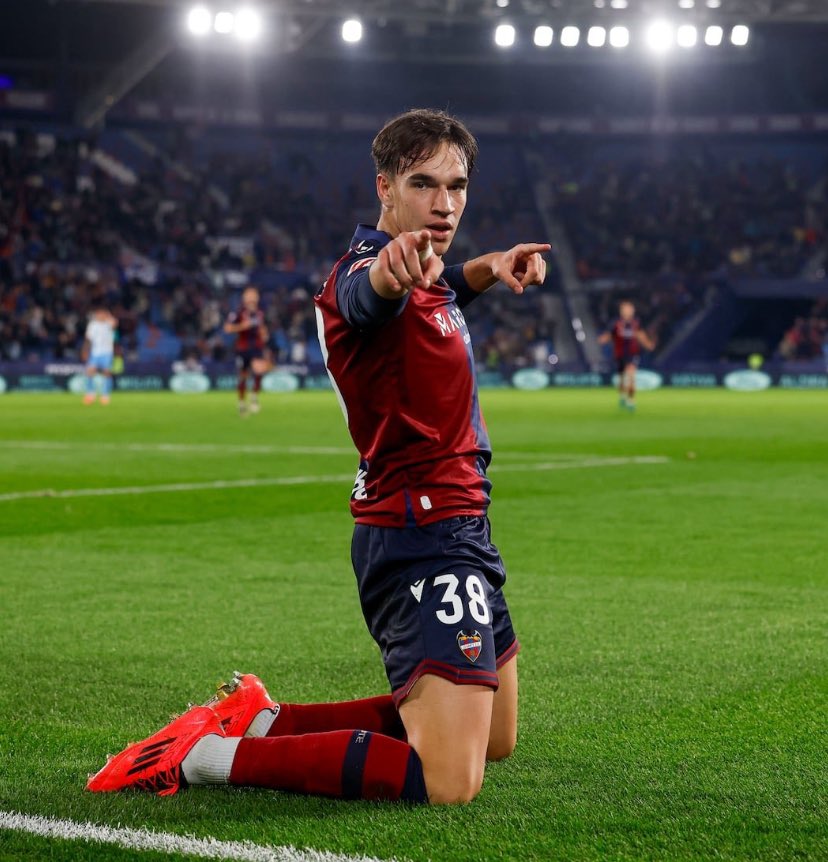 izanmekilian_'s tweet photo. 🚨💣 ¡ESPÍ ESPERA AL ATLETI!

💪🏼 El delantero del Levante, Carlos Espí, ha paralizado momentáneamente su fichaje por el Ipswich ante un posible interés del Atleti.

👀 En el club son conscientes que los granotas tiene que vender rápido. Mateu debe darse prisa.

ℹ️ @estoesatleti https://t.co/HZYpeYxpNQ