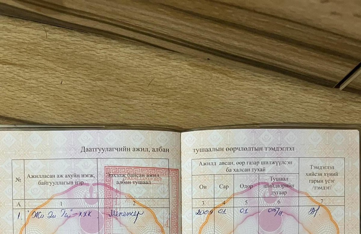 jirgeepage's tweet photo. Ц.Сарнай: Хорьхон настайгаасаа төлсөн миний нийгмийн даатгал гучхан настай хавдар тусахад хумсын чинээ ч нөлөөлөөгүй📷

Би жирийн нэг охин, эхнэр, ээж, эгч бас дүү. Нэг л өдөр хавдар гэдэг онош сонсоод хөл гуйваад, нүд бүрэлзээд хүнтэй л дуугарчихвал нулимс асгарчих гээд байж ядсан минь саяхан. Магад би нас хэвийгээд хорвоогийн жамаар энэ өвчнийг туссан бол ингээд пост бичээд суухгүй л дээ. Гучаадхан насандаа туссан болхоор шударга бус юм шиг мэдрэмж авч байсандаа хэн нэгэнт хэрэг болж магад гээд зориг гарган бичлээ. Энэ өвчнөөс салахад тусалсан бүхэндээ талархал эхлээд бичмээр байвч хорьхон насандаа нойр хоолгүй, өдөр шөнөгүй ажиллаж түүнээсээ төлж байсан татвар даатгалын зорилгыг мэдэхгүй, үр шимийг хүртээгүйдээ, нэг л буруу тогтолцоо тэр чигтээ яваад байгаа нь ШУДАРГА бус санагдаад хөндхөөр шийдсэн.📷📷. Одоогоос 3 жилийн өмнөөс л гэнэт учир зүггүй ядраад оройдоо гуйвж дайвсан хүн л гэрийн бараа хардаг байсан. Толгой маш их өвдөж байсан ч хаа нэг хувийн эмнэлэг ороод мэдэрлийн эмчид үзүүлж өвчин намдаах эм авч уугаад тэгж ингээд л өнгөрдөг байсан. Улсын эмнэлэгт мэдээж ажлаас ажлын хооронд явдаг мань мэтэд үзлэгийн цаг гэдэг юм нь олдохгүй олдсон ч багадаа са��ын дараа📷
Унтсан ч унтаагүй юм шиг өглөө арай чүү сэрээд чанасан coffeegoor өөрийгөө бөмбөгдөнө. За энэ мэтээр явсаар байгаад сүүлдээ тариа хийлгэж үзэв ер нөлөөлсөнгүй за ингэж л оношоо олох эхлэл тавигдсандаа. Энэ хүртэл зөв эмнэлэг олоогүй ажил ажил ��эж явсан миний түмэн буруу📷. Чих хамар хоолой, мэдрэлийн эмчид үзүүлж тодосгогчтой мрай хийлгэхээр боллоо. Мрайны цаг мэдээж улсын эмнэлэгт олдохгүй хувийн эмнэлэгт бүр 2 өдрийн дараа шөнийн 3 цагийн цаг олов📷📷. Хариу гартал бас л 72 цаг эм, тариагаар бөмбөгдөж 72 цаг тэсэв📷. Үүний дараа хариугаа автал дүрсийн эмч нь нэг л учир битүүлэг онош тавьсан байв. Үүний дараа таньдаг эмчээрээ дамжуулж улсын эмнэлэгийн эмчид үзүүлтэл
-📷📷 Би бол үүнийг хавдар гэж хэлнээ, гэхдээ нүдтэй маш ойрхон байна, бага зэрэг шимэгдүүлж байж хагалгаа хийх нь л зөв, гэвч хагалгааны дараалал нилээн хойно байгаа гэдэг үгийг сонсоод нэр, регистрээ ч хэлэх тэнхэлгүй шууд л гараад явчихсан одоо заримыг нь сайн санадаггүй📷📷
- Гэрийнхэндээ яг үнэнээр нь хэлж чадахгүй 6 хоног цийлэгнэсэн нүдтэй хүн ажлаа хийгээд эмээ уув, арга ядаад нэг л өдөр ээжээсээ бусдад нь хэлсэн. Хэлэх үедээ өөрийгөө нилээн сайн бэлдээд уйлж дуулхаа больчихс��н байсаан. /Яагаад энэ тухай бичээд байгаа вэ гэхээр янз бүрийн онош сонсвол эхлээд шокноосоо өөрөө маш хурдан гарч зөв шийдээ гаргачихаад хайртай хүмүүсдээ хэлэхгүй бол тэд ч гэсэн шоконд орж зөв шийд гаргахад бас л хугацаа алдана/ Улсын эмнэлэгт очер хүлээх, нэг бол очероо хүлээж байгаа хэн нэгний урдуур орох боломж байсан учраас яаралтай гадагшаа явхаар шийдсэн. Энэ улсуудад хятад, турк, солонгос байсан бөгөөд маш хурдан чирэгдэлгүй, хугацаа алдахгүй явж болох нь Хятад л байсандаа. Очоод хоёр дахь шокондоо бас л орчихсон.
- Шангрилла шиг 8 блок дунджаар 22 давхар эмнэлэгүүдийг хараад хий дэмий нөхөртөө л бухимдав. Уг нь эрх баригч, бодлого тодорхойлогч нарт гомдсон арай дэндүү бүр дэлхийгээс тээр хол хоцорсон мэдрэмж авч бас цийлэгнэсэн нүдтэй хүн шинжилгээнүүдээ өгч эхлэв.
- Хагалгааны өдөр товлогдож яаралтай маргааш гээд хагалгаа хийх эмч минь яаравчлав. Гэсэн ч хагалгааны эрсдэл, гэрээ контракт хийхээс өгсүүлээд дахиад л нэг өдөр хойшлов. Энэ өдөр л жинхэнэ аз жаргал амьдрал, цаг хугацааг бүр их ойлгосондоо.
- Чи магад сэргэхгүй маш удаж ч мэднэ, нэг бол бүр нас барж болно, гэхдээ чамд хагалгаанаас өөр сонголт үлдээгүй гэх мэт үгсийг нөхөр бид 2 ой тоондоо ортолоо бүтэн өдөр сонсож хэдэн ч цаас гэрээн дээр гарын үсэг зурсан юм бүү мэд📷.
Тэр үед бид 2 эмнэлэгийн гадаа ойр ойр маш олон удаа гарсан. Миний хүсэл зүгээр нэг их урт амьсгал авах тэр мэдрэмж ямар их аз жаргал юм бэ аан амьд явах энэ юм байна гэж. Шөнөжингөө бодсон бодол минь
-Яах гэж ажил ажил гэж гүйдэг байсан юм бол, хүүхдүүдээ дагуулаад аялдаг байж би тэдэндээ ямар ч дурсамж үлдээсэнгүй
- Ээжийгээ дагуулаад гадагшаа л хэд хэд аялах байж
- Дүү нарынхаа хуримыг маш гоё хийж өгөөд бэр дүү нартайгаа нийлж 2 дүүгээ муулангаа кофе ууж үзэх минь
- Найзуудтайгаа шоудаж хаашаа ч хамаагүй дэггүйтэж явах байж
- ��өхөртэйгээ гал гартал л муудалцаж үздэг байж гэх мэт инээдтэй ч юм шиг харамссан мэдрэмжүүд л төрж байснаас биш эд баялганд тулгуурлаж өвдтөлөө зүтгэсэн он жилүүд надад дурсамж биш өвчин л авчирсан байсан. За одоо тийм сургууль төгсье, мастер доктороо хамгаалья, сайн машин сайхан байртай больё гэж зорьсон бүхэн үнэндээ инээдтэй зүйл байсан📷📷.
Та амьтай бол тэр ердөө ганц амь, би огт запасгүй хүн, алдар нэр, эд хөрөнгө байлаа ч үххээ тулхад дусал цусны минь энд хүрэхгүй гэдгийг, цаг алдаж зарим зүйлийг зорих, тэвчих, аз жаргалыг алгасах энэ бүхэн үнэндэ�� ямар инээдтэй гэдгийг л ойлгосондоо. Маргааш өвдөхөд хэзээ ч нэмэр болохгүй энэ даатгалын завхарсан тогтолцоо, үххэд нутагтаа ч үхэж чадахгүй гадагшаа зорих бидэнд нэмэр болохгүй энэ их өндөр даатгал нэртэй луйврын төлөө өвдтөлөө ажиллаж олсон мөнгөнөөсөө төлж байсандаа үнэхээр харамссан. За нөхөр салхилья гэж дуудаад байгаа тул үргэлжлэлийг нь дараа бичье дээ📷. Бүгдэд нь эрүүл энхийг хүсье.
Өө би нээрээ хийдгээ хийгээд, инээдгээрээ инээж, уурладгаараа уурлаж хэвийн л гүйж яваа шүү📷📷 Таараад гайхаад байв📷📷 Одоо эдгэрсэн. Даатгал төлж эхэлсэн зургаа хийчихье📷📷
2023.07.24